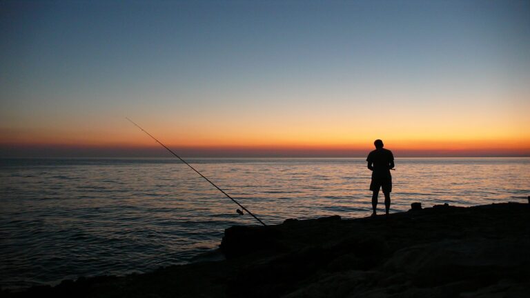 Sonnenuntergang Angler am Meer