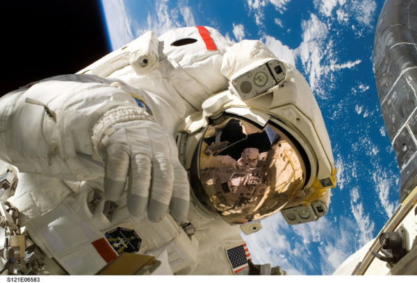 Astronaut schwebt über der Erde im Weltall