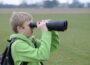 Junge mit zu großem Fernglas als Negativbeispiel für Kinderfernglas