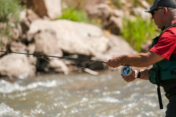 Nahaufnahme eines Anglers mit Angelrute am Fluss