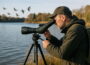 Spektiv für die Vogelbeobachtung am Seeufer mit Vögeln im Hintergrund