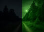Split-Screen-Bild zeigt dunkle Nachtszene und verstärkte Darstellung durch Nachtsichtgerät